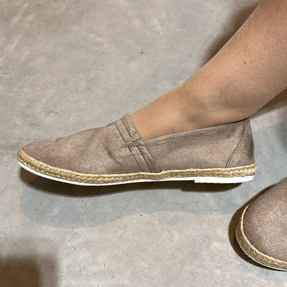 🥿🥿 NEW Soda Shoes Taupe Seanna Flats Size 8.5 New in Box Style # Booth-S - Picture 4 of 9
